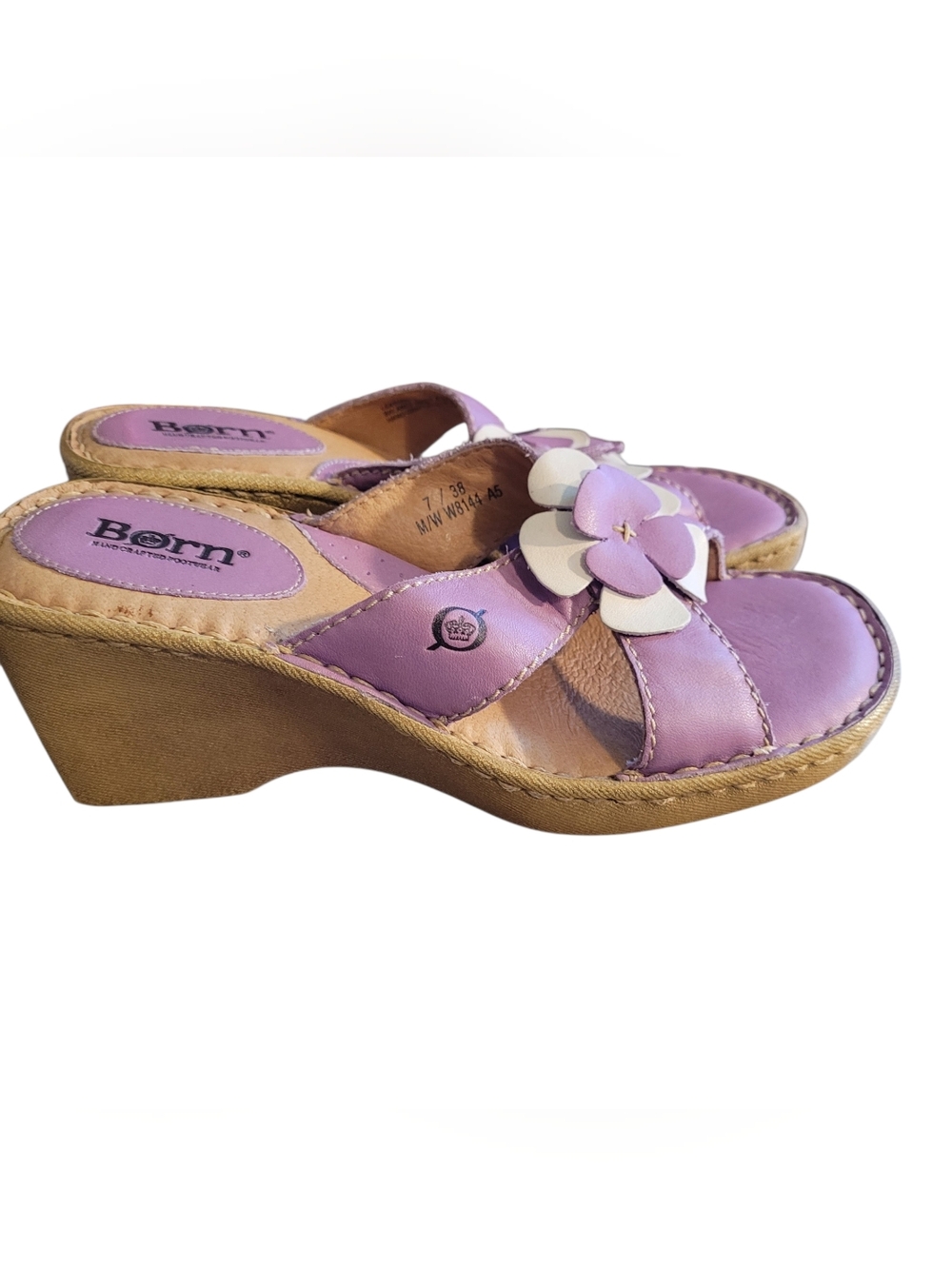Born Azalea lavender flower leather sandals- 7.          A68 - Picture 2 of 8